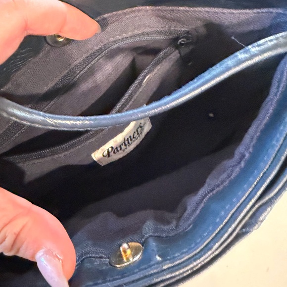 Black Women's Leather Crossbody Shoulder Bag - Picture 5 of 5